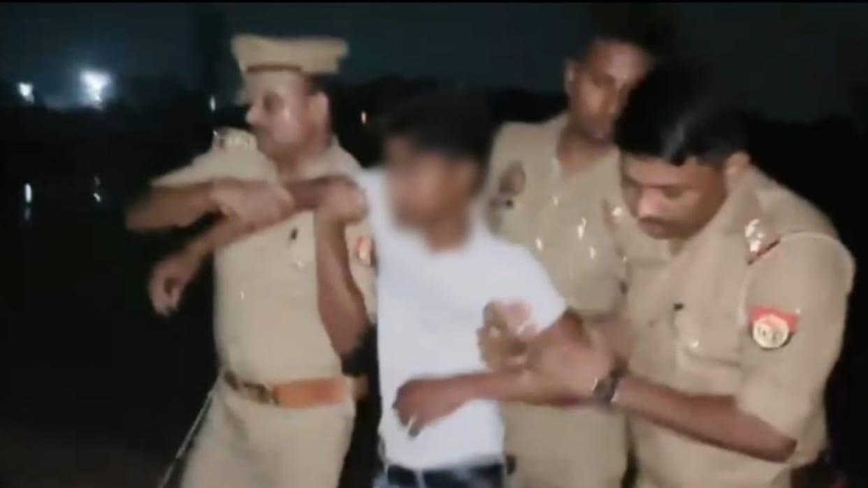Criminal injured in encounter country-made pistol and motorcycle recovered