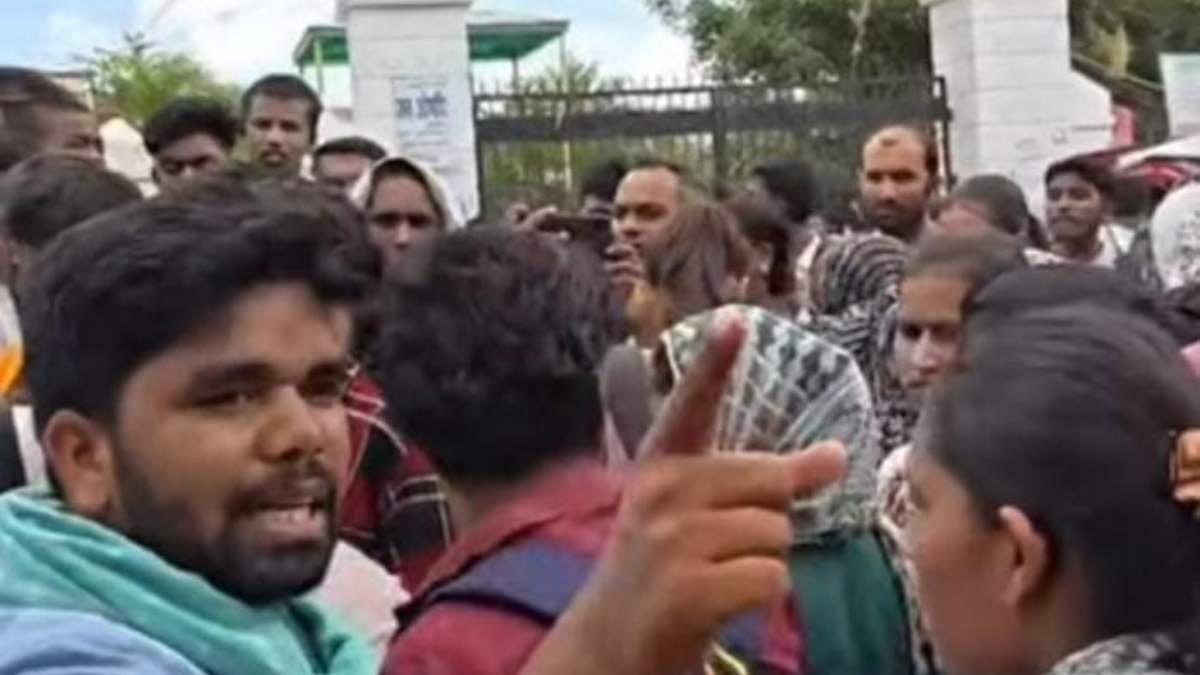 प्रदर्शन करते हुए छात्र