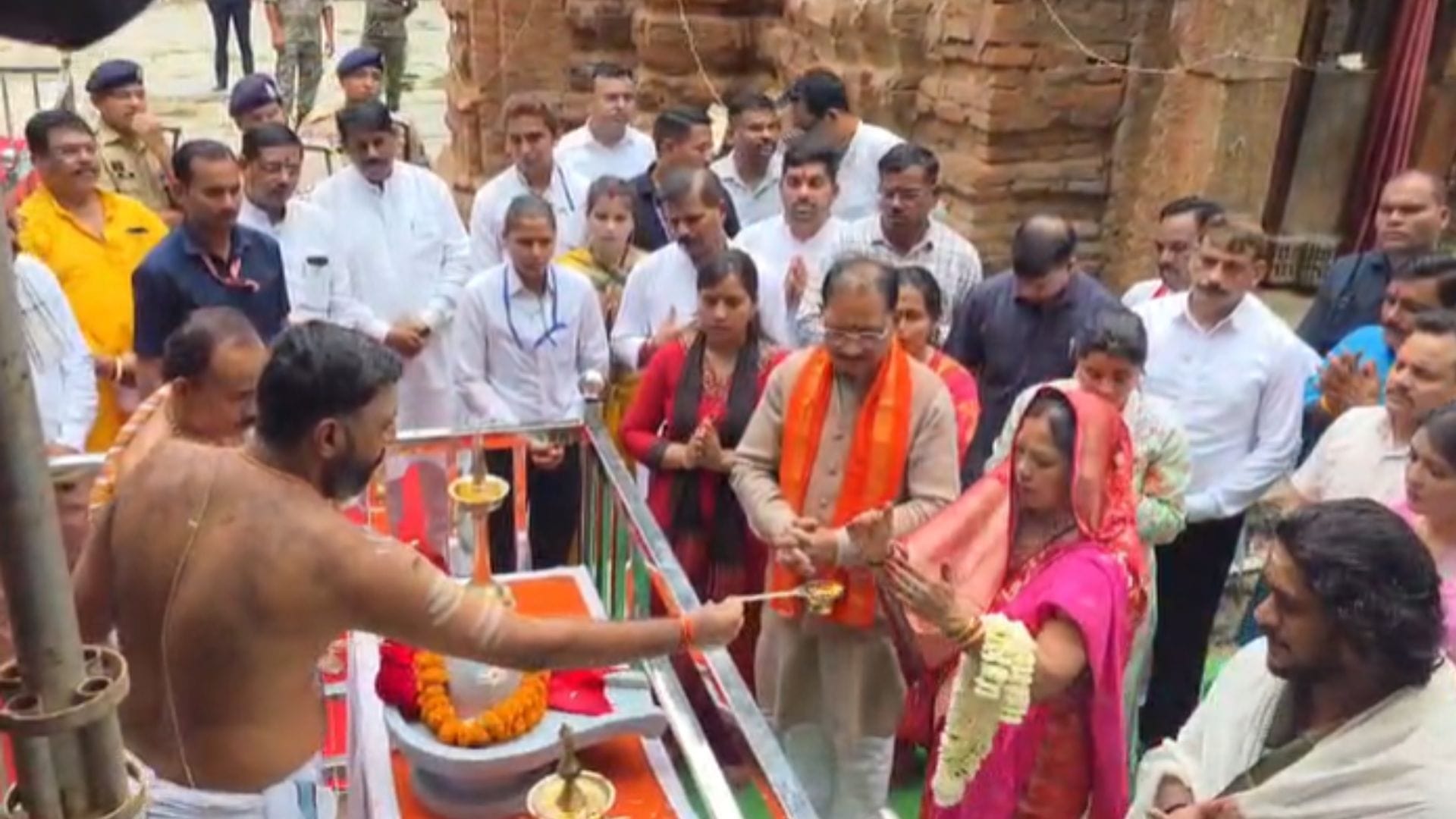 पत्नी संग पूजा करते सीएम विष्णुदेव साय