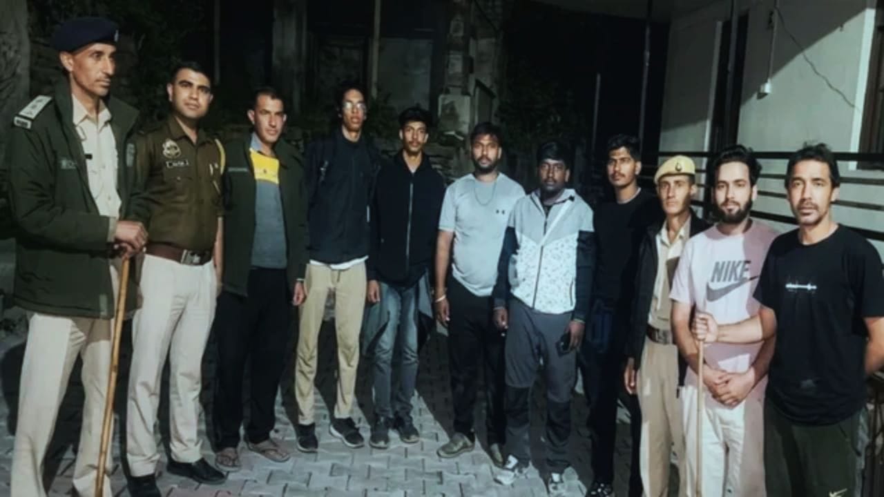 रेस्क्यू किए गए पर्यटक।