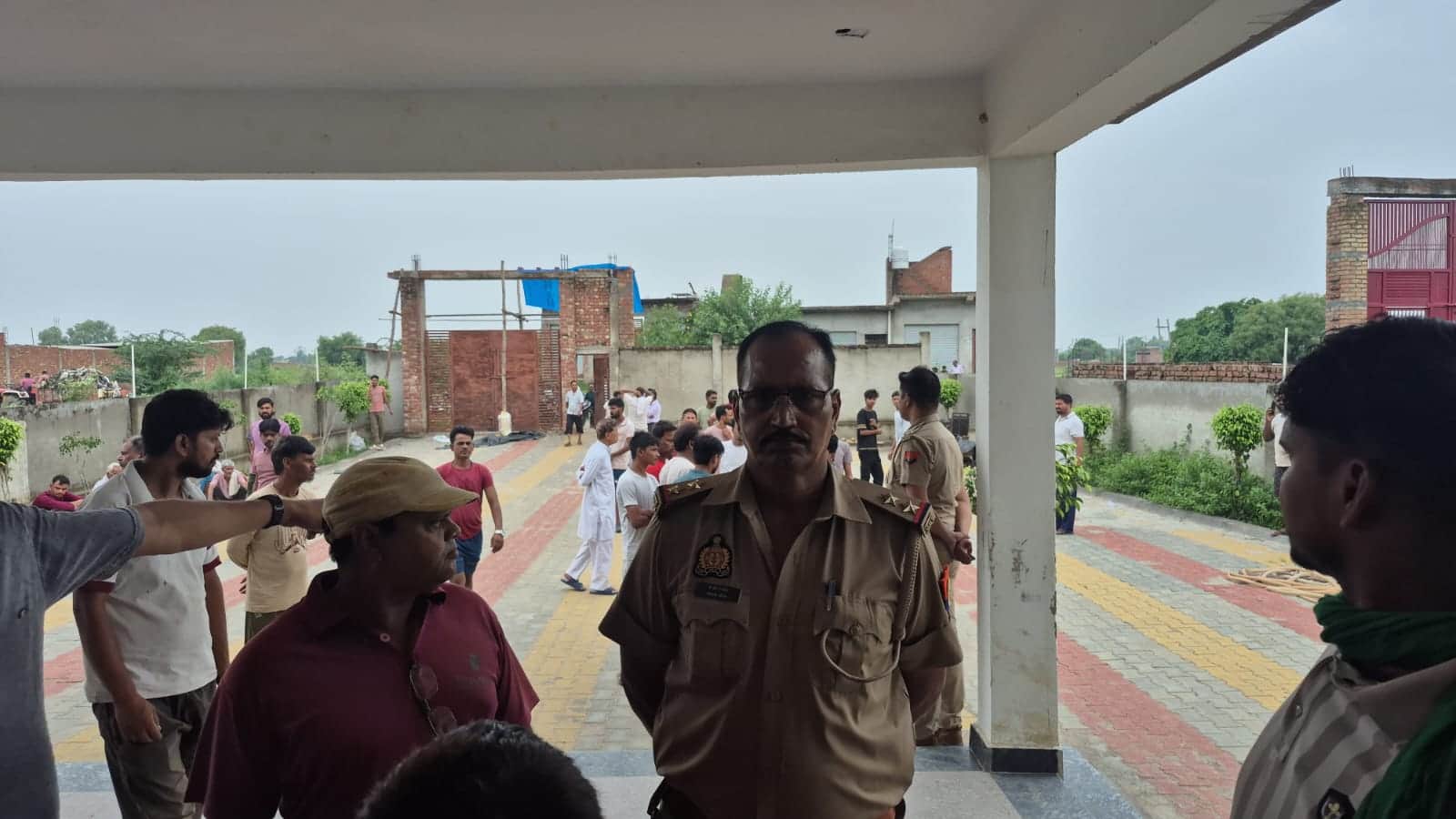 स्कूल में पहुंची पुलिस