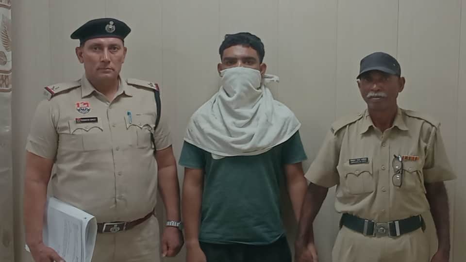 Sonipat police arrested accused for robbing a liquor shop salesman after attacking him with a bottle