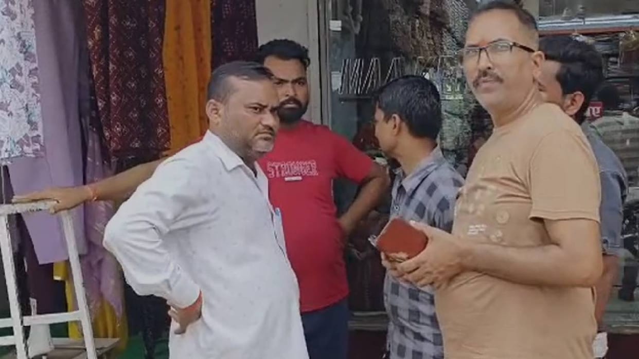 UP: Criminals in the capital employ a new modus operandi—they asked for a lift, picked the shopkeeper's pocket