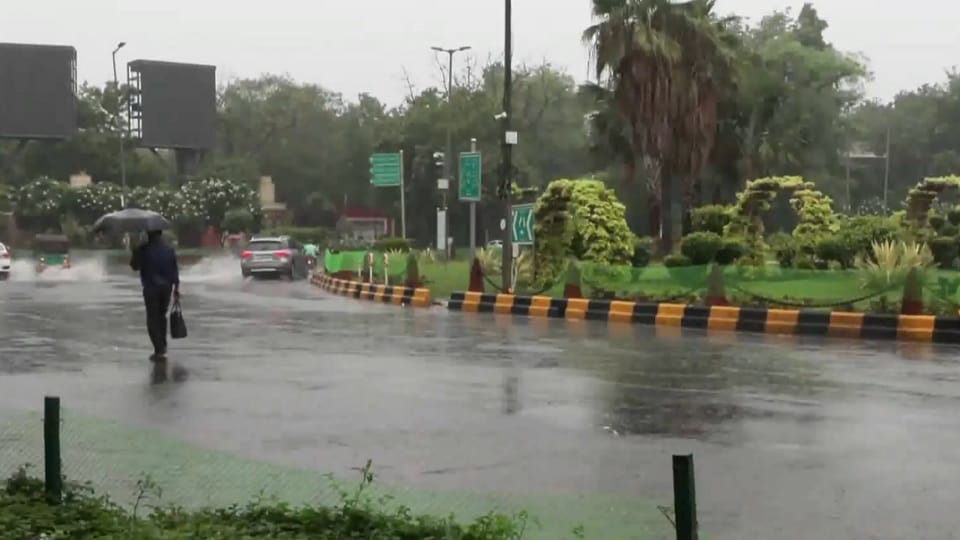 Humid Day Followed by Late-Night Rain in Agra Yellow Alert Issued for Heavy Showers and Strong Winds