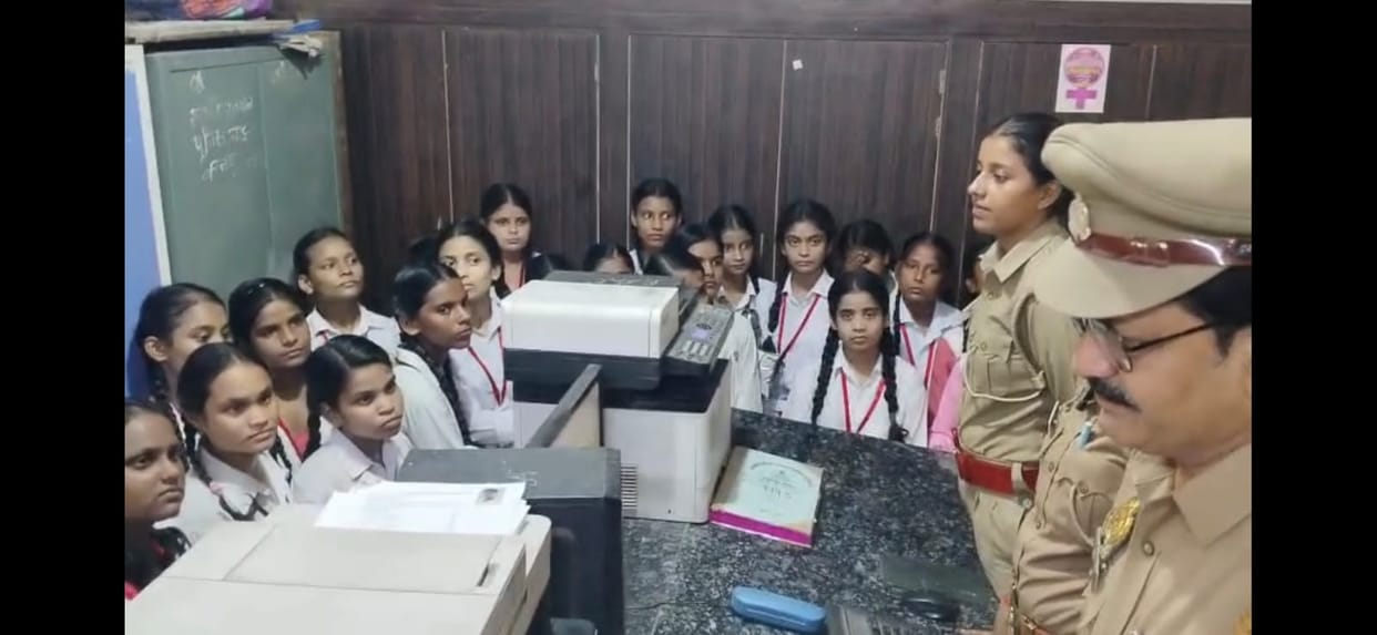 Female students learned about the functioning of the Juhi police station and the nuances of safety