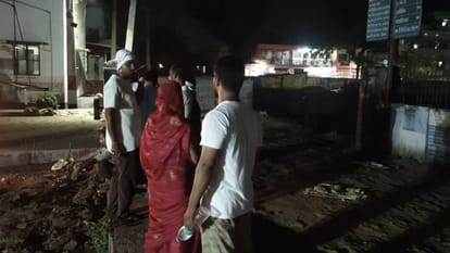 देर रात को पोस्ट मार्टम कराने पहुंचे परिजन