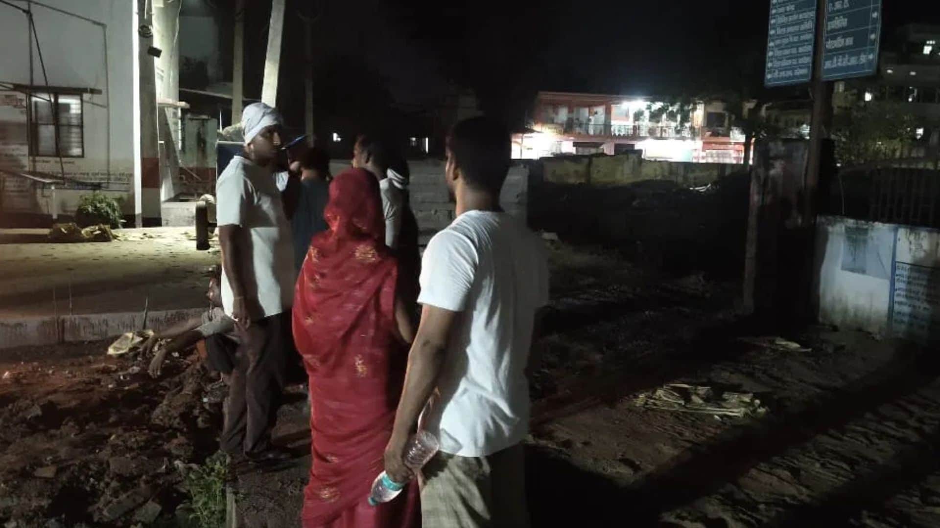 देर रात को पोस्ट मार्टम कराने पहुंचे परिजन