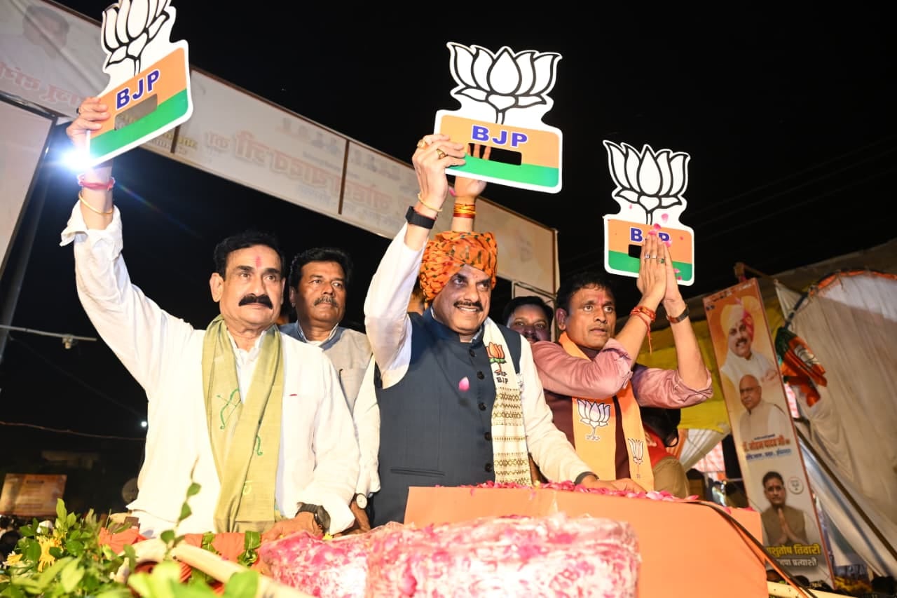 देर शाम रोड शो के दौरान सीएम मोहन यादव, आशुतोष तिवारी व नरोत्तम मिश्रा प्रचार वाहन में।