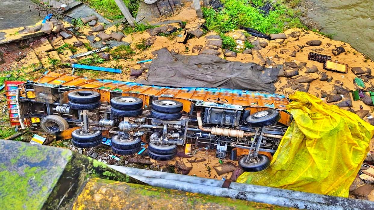 kangra 53 mile bridge truck fell into gorge two dead driver absconding