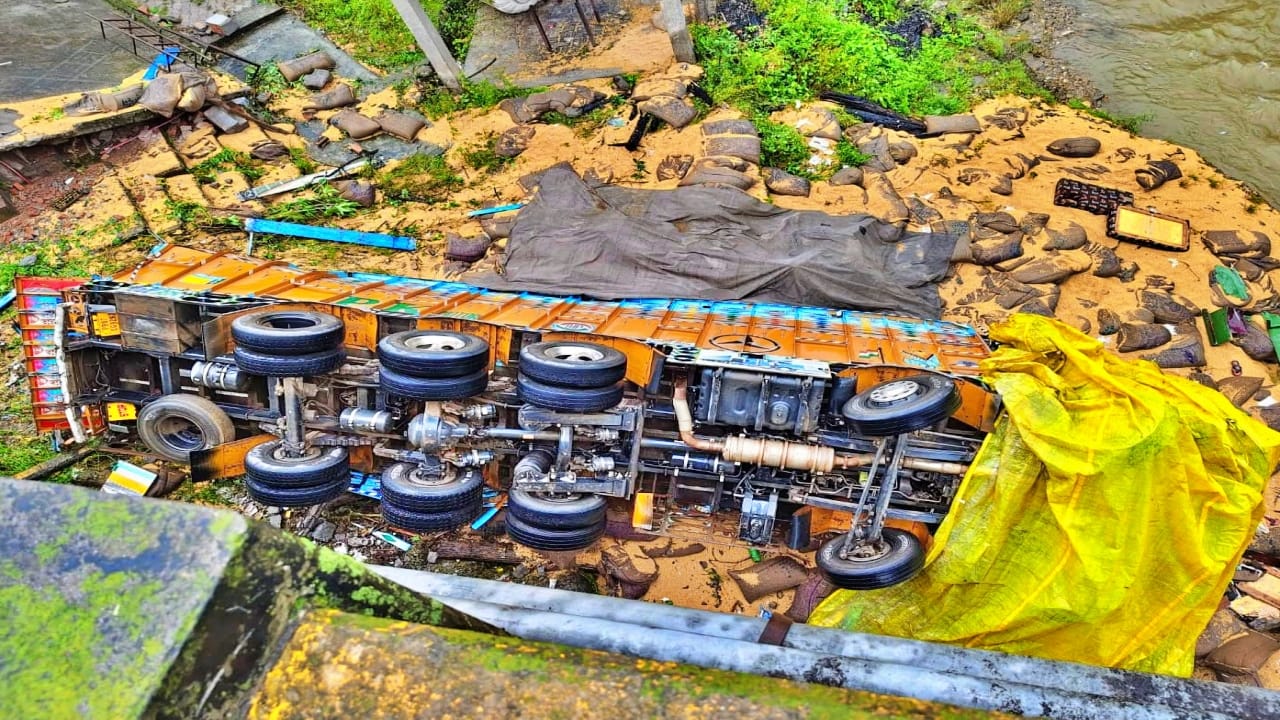 himachal heavy rain landslide flash flood damage road block