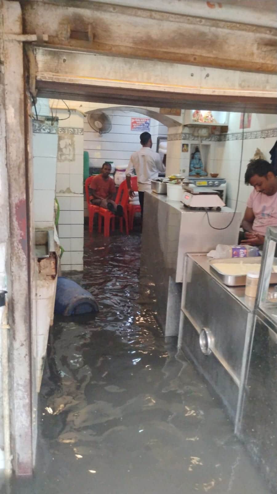 orai-waterlogging-after-15-minute-rain-drain-water-entered-shops-jalaun