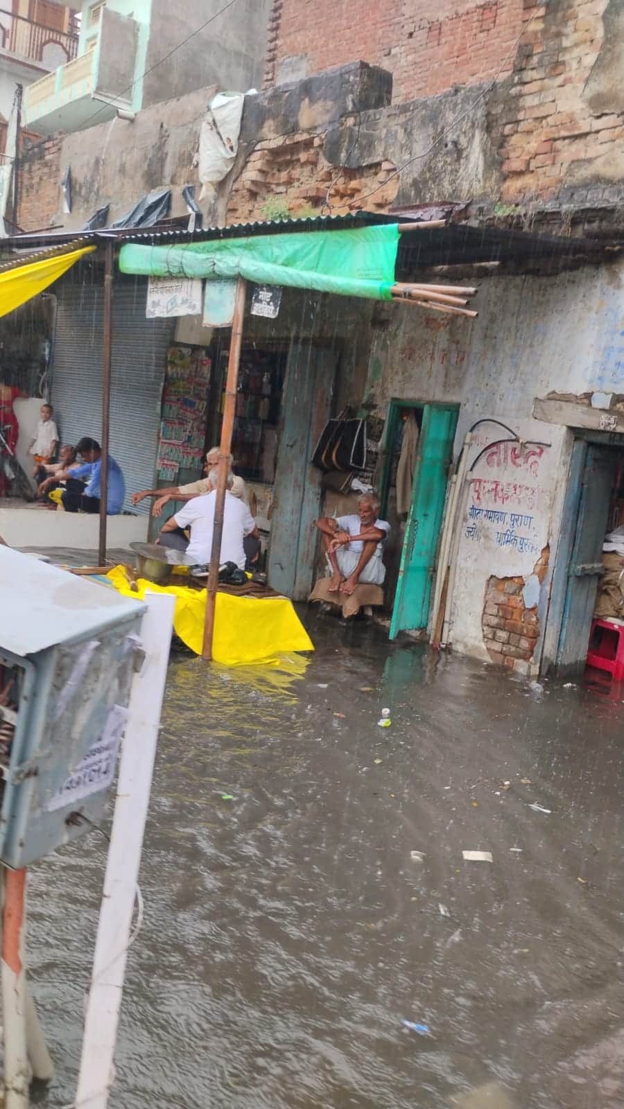 orai-waterlogging-after-15-minute-rain-drain-water-entered-shops-jalaun