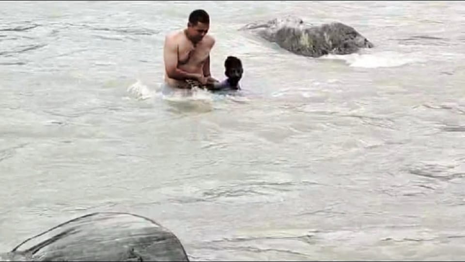 Bageshwar News: उफनती सरयू में कूदा युवक, पत्थर के सहारे अटका; ग्राम प्रधान ने बचाई जान