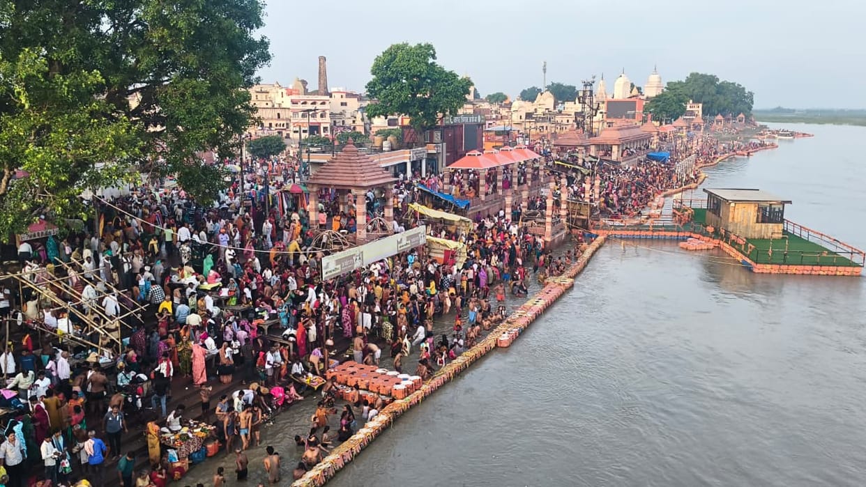 UP: Guru Purnima today, devotees throng Ayodhya for a dip in the Saryu River