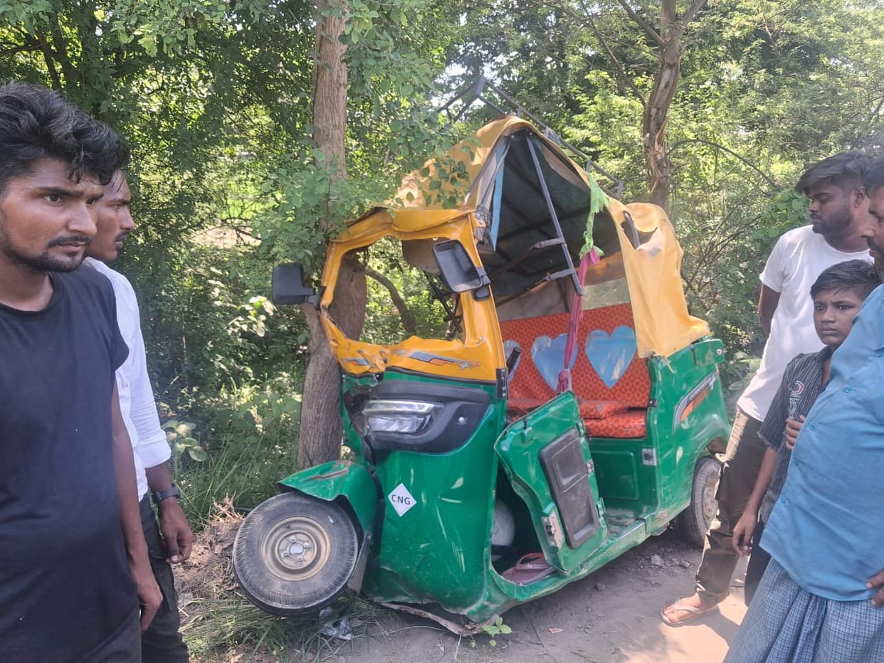 Bahraich: Horrific collision between truck and auto-rickshaw at toll plaza; driver killed, six injured.