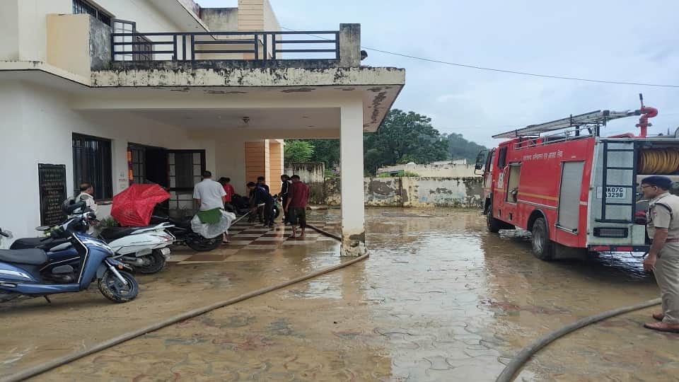 बागेश्वर में बारिश का कीचड़ हटाने जुटे फायरकर्मी