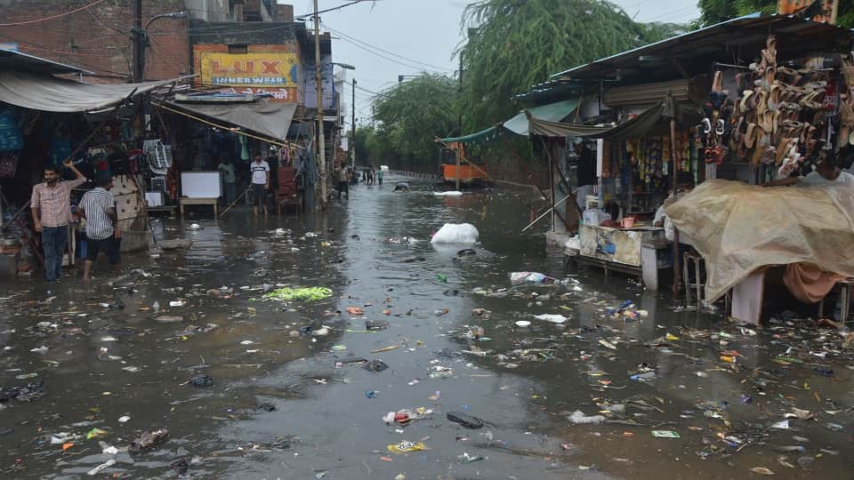 Agra Flooded After Brief Rain: Waterlogged Roads Bring Traffic to a Standstill