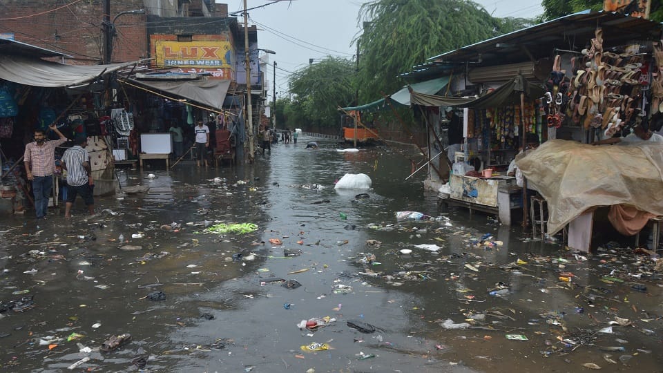 Agra Flooded After Brief Rain: Waterlogged Roads Bring Traffic to a Standstill