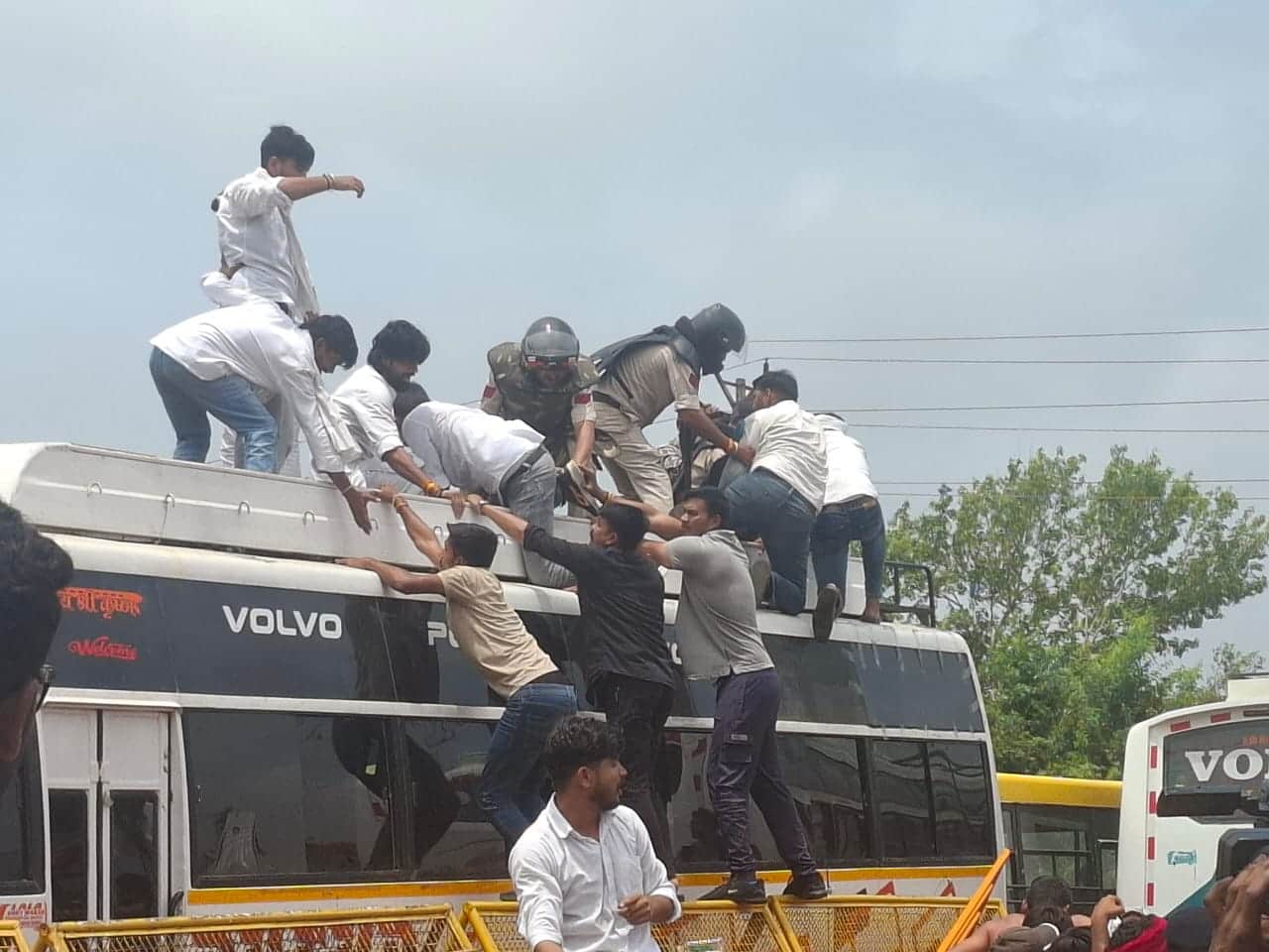 mp-farmers-protest-bhopal-cm-house-gherao-moong-msp BJP Congress Kisan