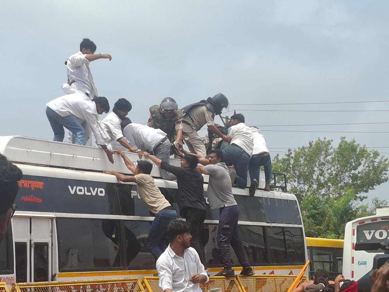 mp-farmers-protest-bhopal-cm-house-gherao-moong-msp BJP Congress Kisan