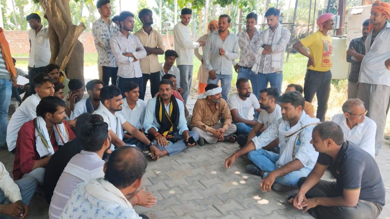 Jhansi: Farmers, enraged by the lack of electricity, staged a protest at the substation