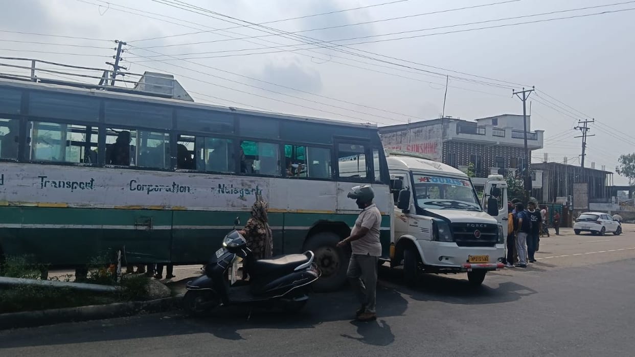 una chatada turn hrtc bus tempo traveller accident