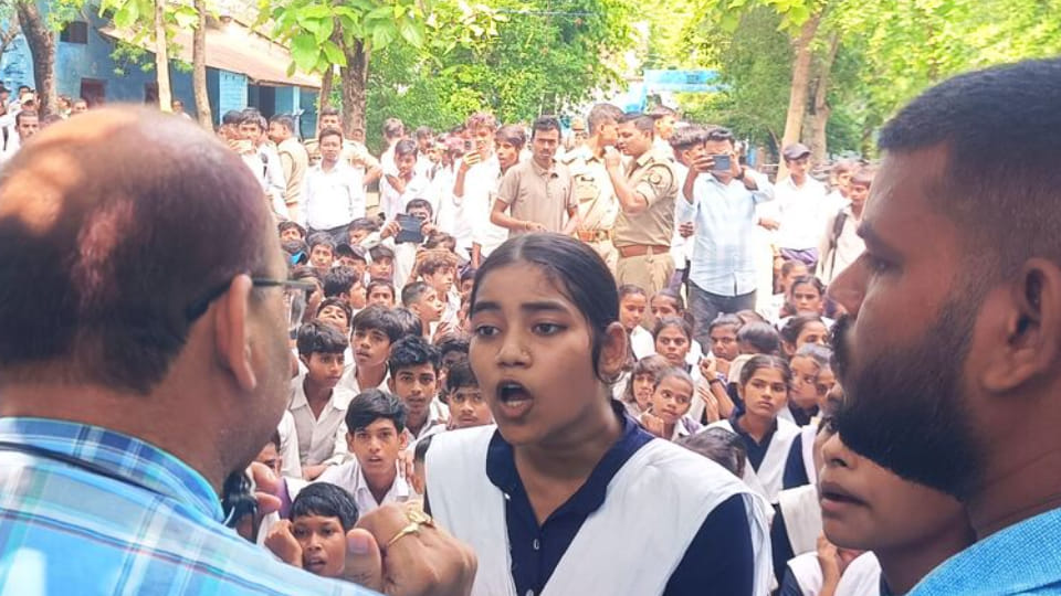 छात्रों से वार्ता करते डीआईओएस