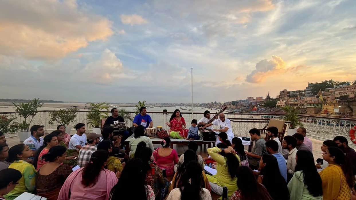 Malini Awashthi conducted Kajri class amidst waves of Ganges and gentle drizzle