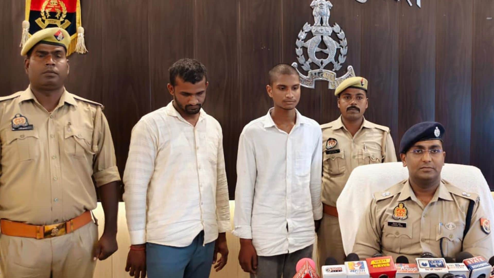 गिरफ्तार आरोपियों की जानकारी देती पुलिस।