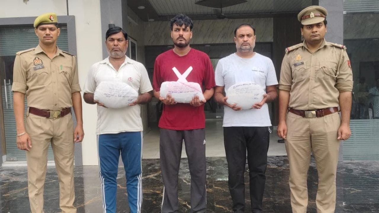 गिरफ्तार आरोपियों के साथ पुलिस