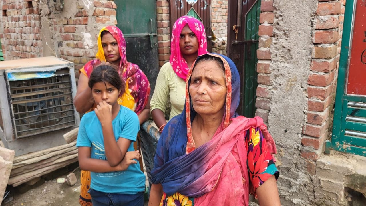 घर पर मौजूद बच्चियों के परिजन