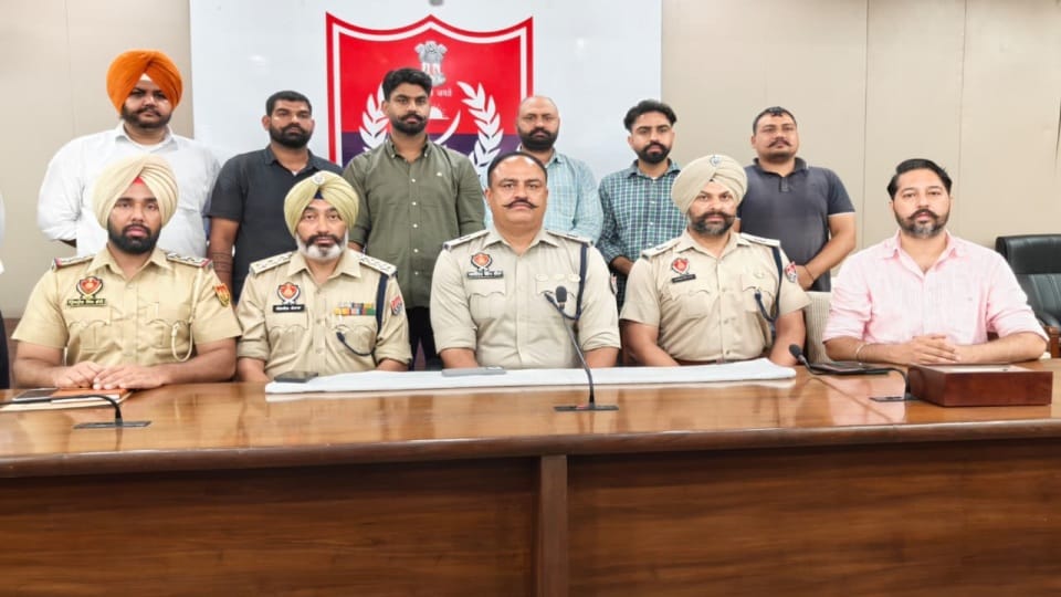 घटना की जानकारी देती पुलिस