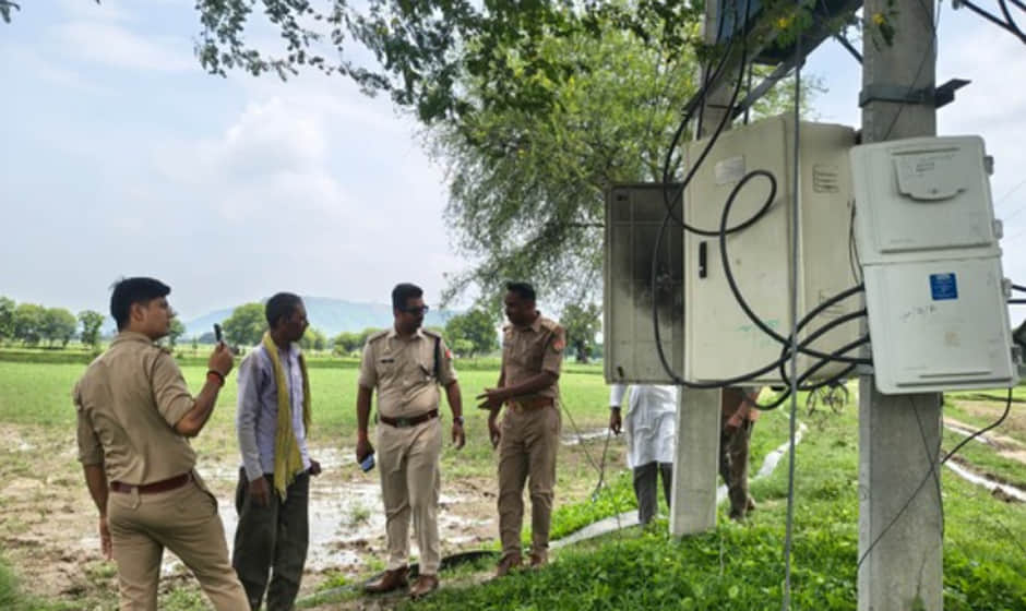 घटनास्थल में जांच करती कालिंजर पुलिस