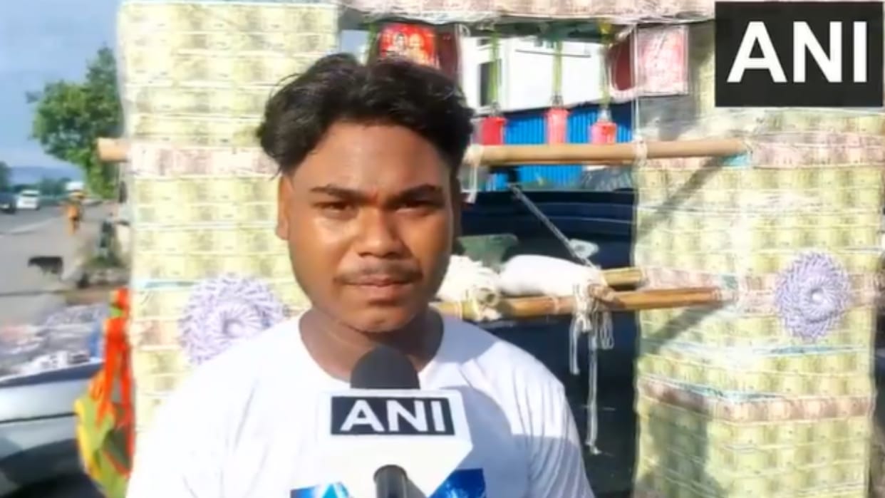 Kanwar Yatra Haridwar Devotee Creates Unique Kanwar Using Currency Notes Plans to Donate at Temple Uttarakhand