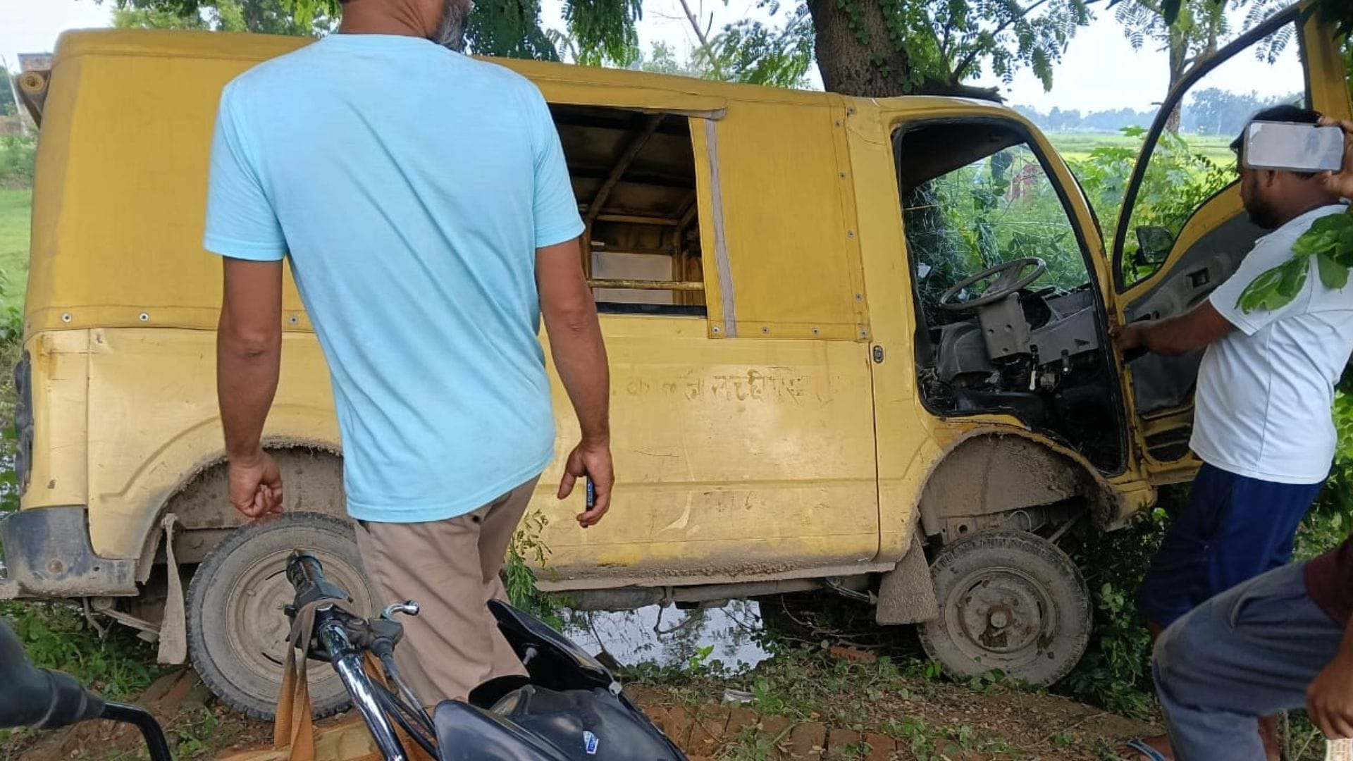 इसी स्कूली वैन में सवार थे बच्चे।