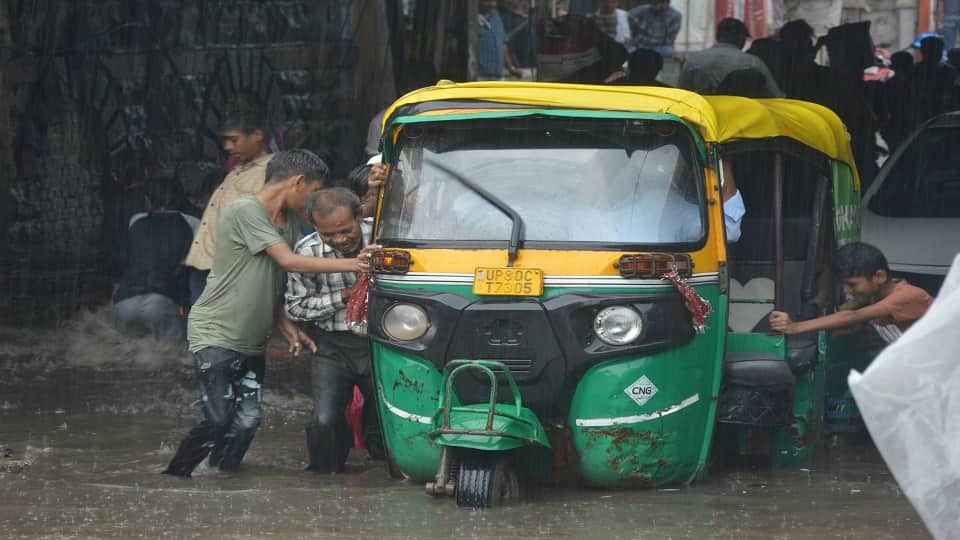Agra Flooded After Brief Rain: Waterlogged Roads Bring Traffic to a Standstill