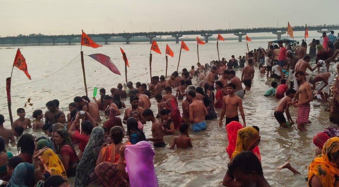 Kannauj Crowds of devotees thronged the area on Guru Purnima chants of Ganga Maiya echoed at the ghats