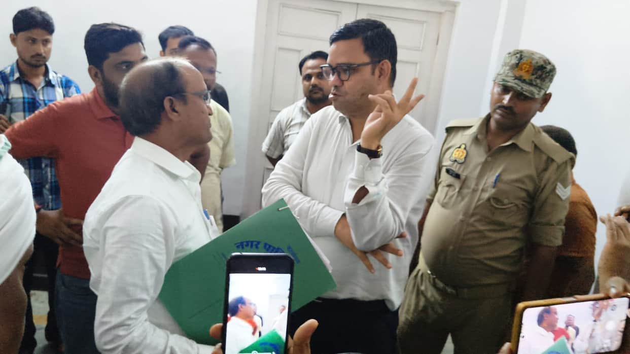 Orai Rinku Singh Rahi visited municipal office got into heated exchange with EO regarding official records