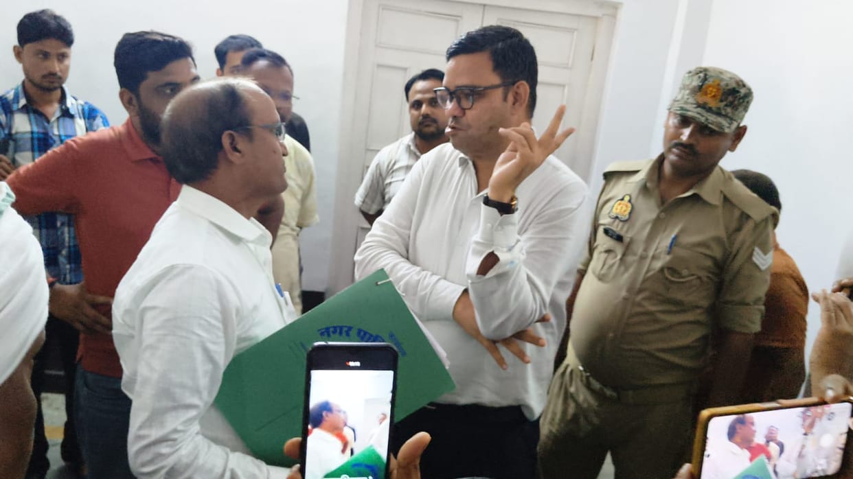 Orai Rinku Singh Rahi visited municipal office got into heated exchange with EO regarding official records