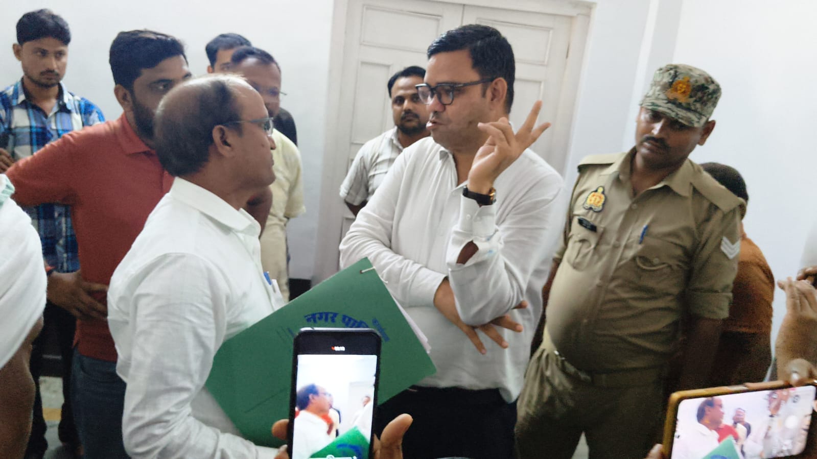सडीएम रिंकू सिंह राही और ईओ के बीच अभिलेखों को लेकर नोकझोंक।