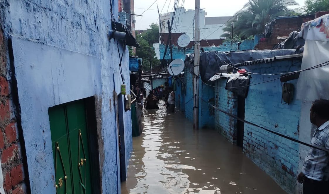 Kanpur Rain and waterlogging in Jajmau Two hours of rain destroy homes waistdeep water collapsing houses