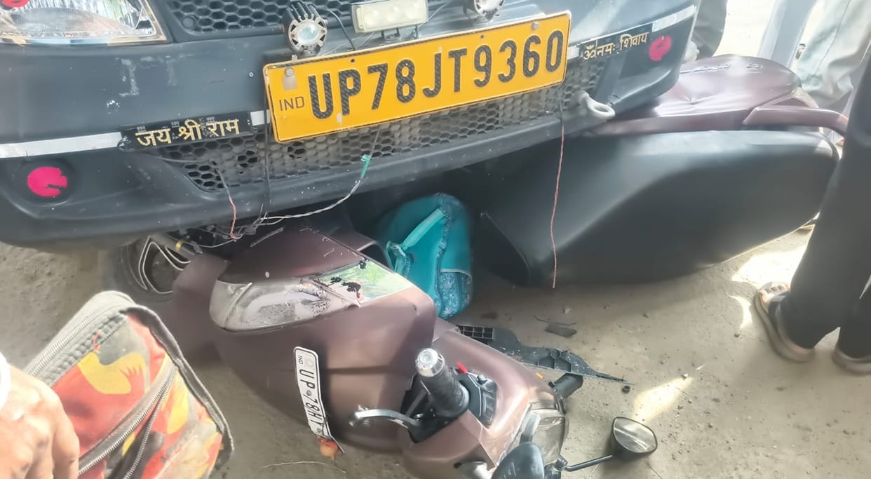 Kanpur Loader rams into a scooter father and two young children injured accused driver taken into custody