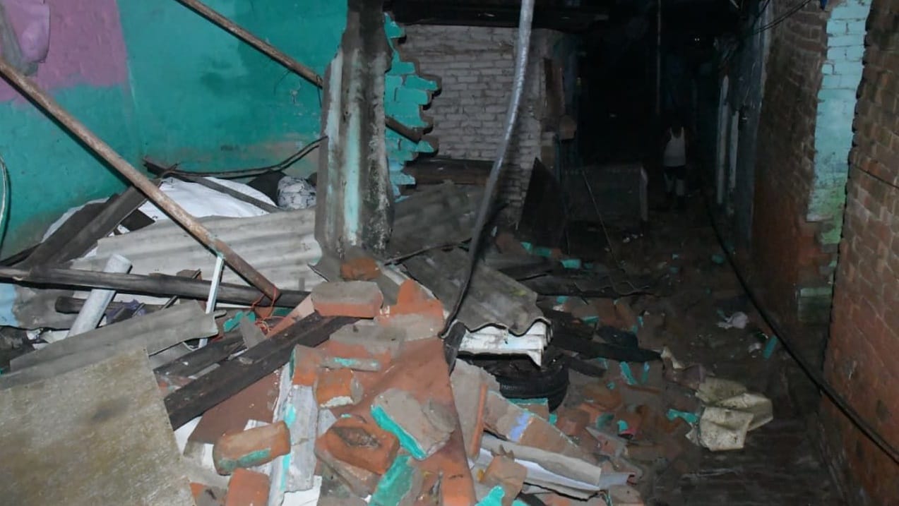 Kanpur Rain and waterlogging in Jajmau Two hours of rain destroy homes waistdeep water collapsing houses