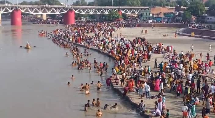 Kanpur Ganga ghats resound with chants of Har-Har Gange the ritual bathing began at the crack of dawn