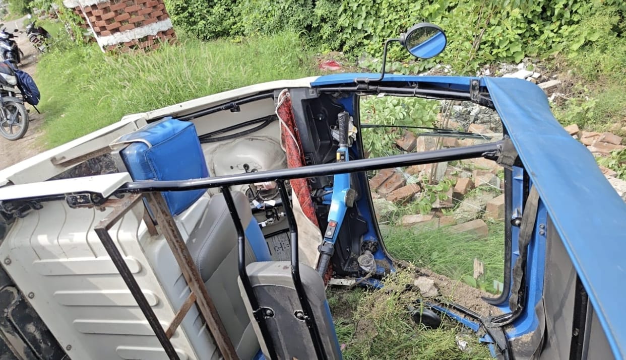 Kanpur Speeding pickup truck rams into auto driver injured and trapped in the cabin