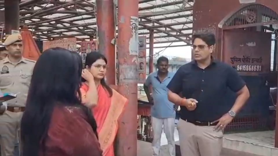 हापुड़ के ब्रजघाट में कमिश्नर ने ईओ की जमकर लगाई फटकार
