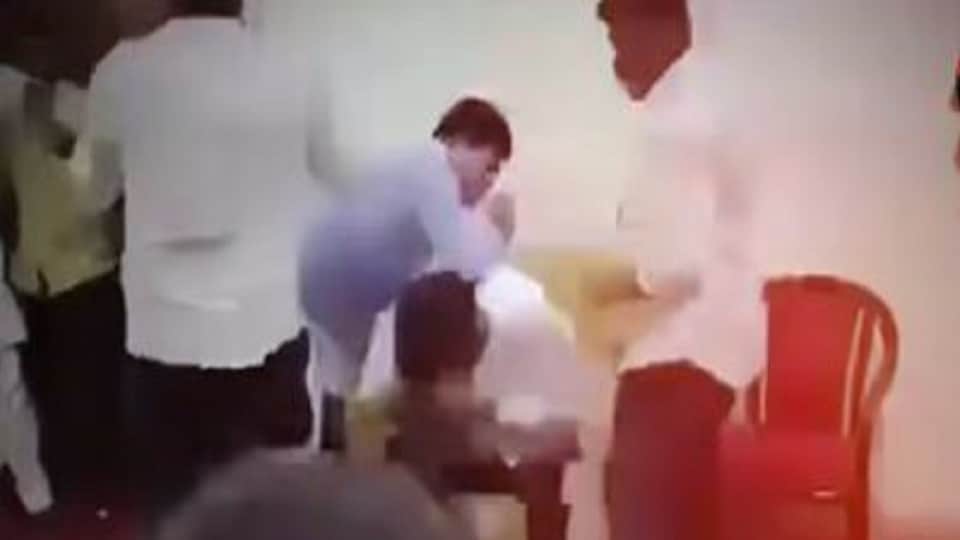 कार्यकर्ता के साथ मारपीट