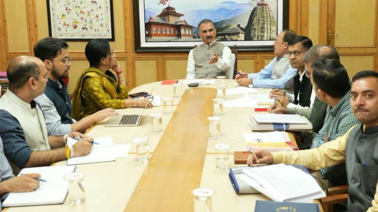 खनन विंग की समीक्षा बैठक में अधिकारियों को निर्देश देते मुख्यमंत्री ठाकुर सुखविंद्र सिंह सुक्खू।
