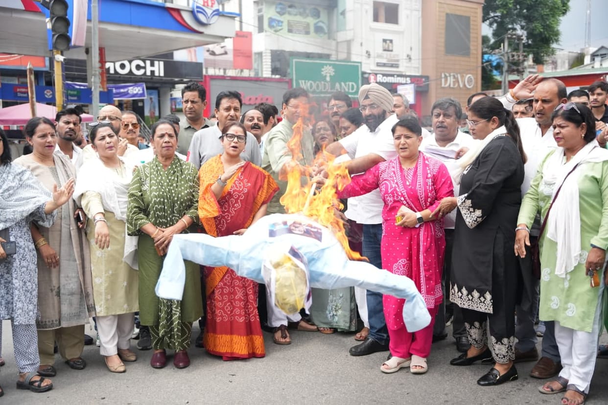 Uttarakhand Mahila Congress protest against Pralhad Joshi against his Statement on women
