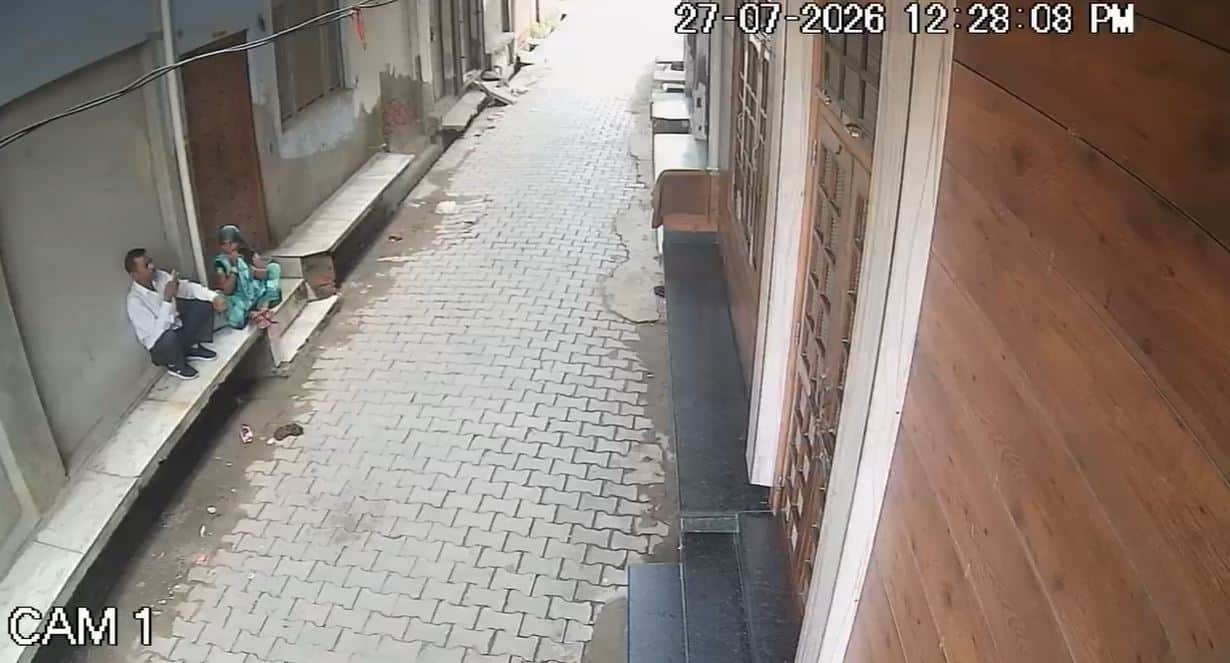 Tricks Woman into Handing Over Earrings Incident Caught on CCTV